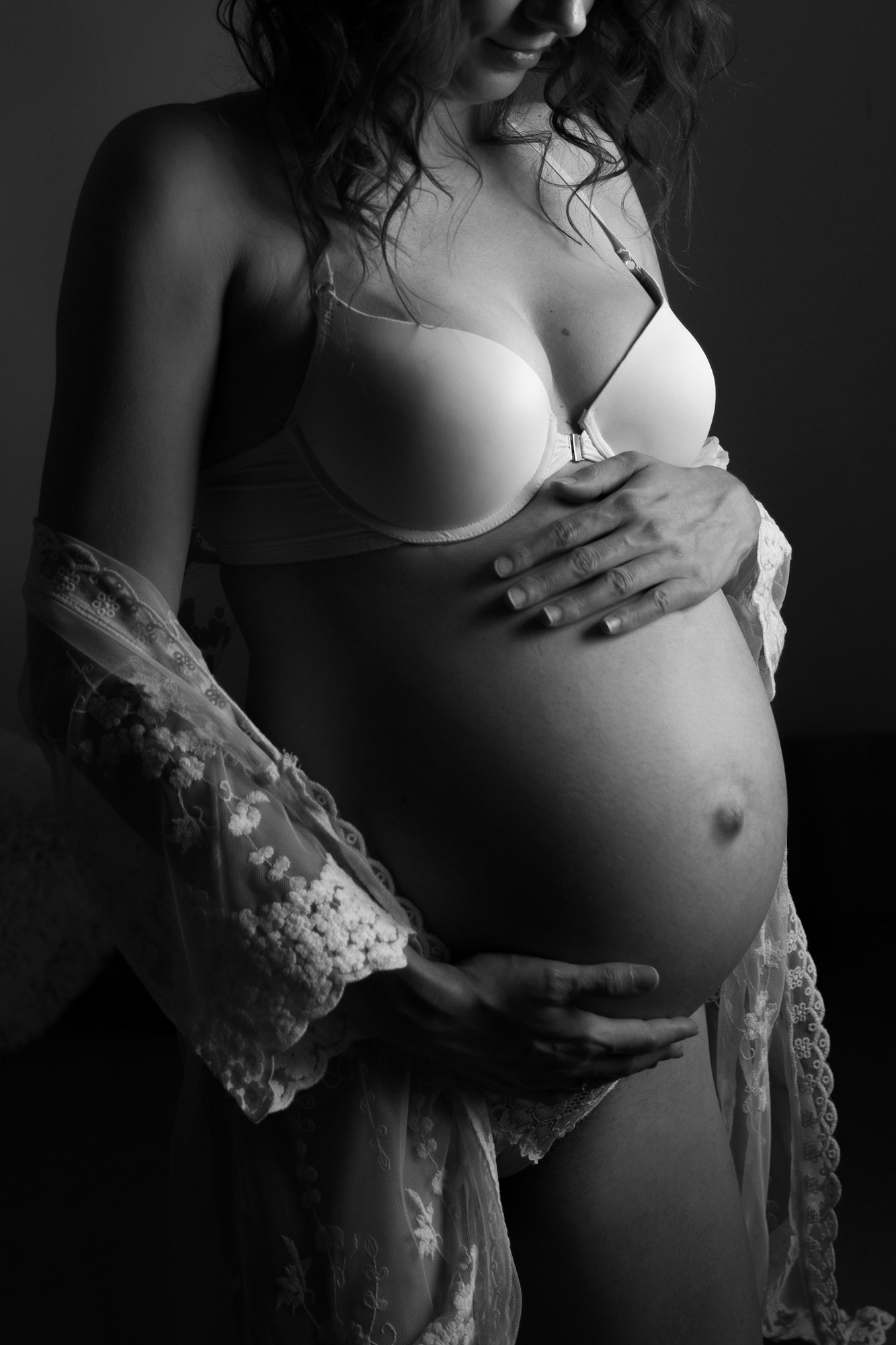 kismama boudoir fekete-fehér sejtelmes stílusban miskolci fotózáson