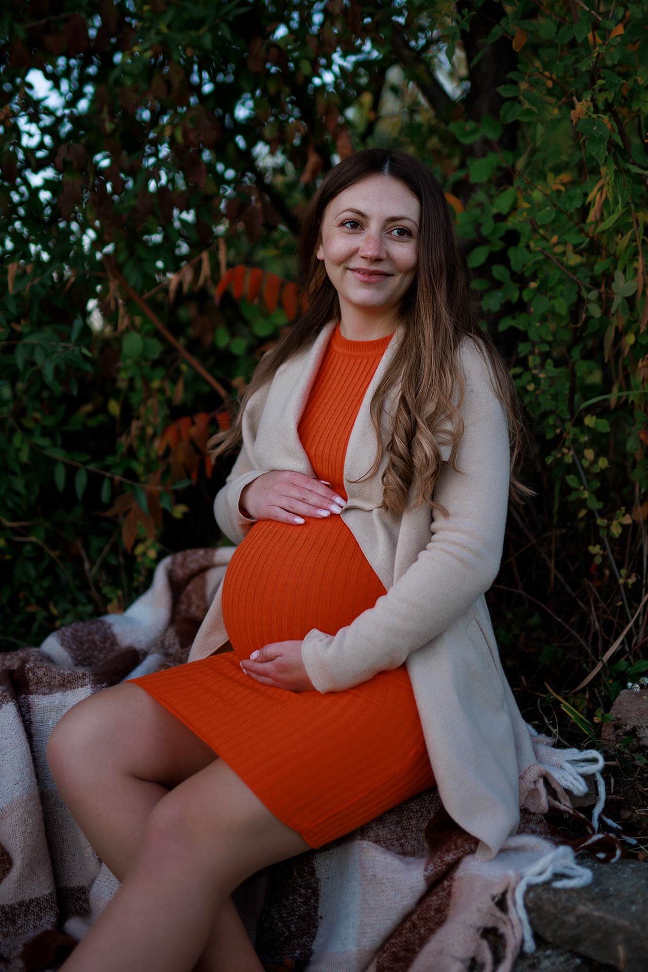 kismama kültérin fogja a pocakját boldogan miskolci fotózáson