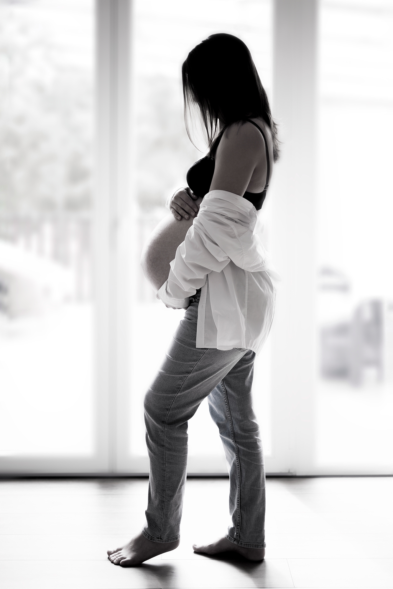 minimál st1lusú, lifestyle, otthoni kismama fotózás, fekete-fehér képen.