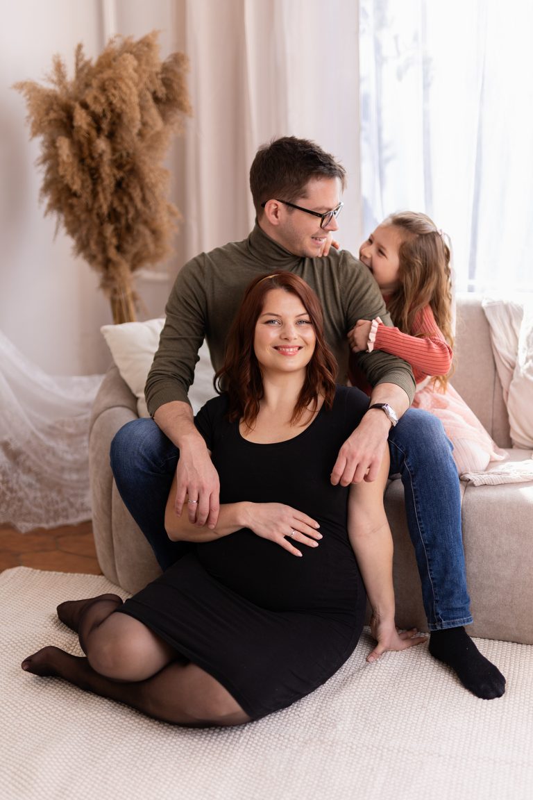 kismama fotózás a családdal hangulatos, világos stúdióban Miskolcon.