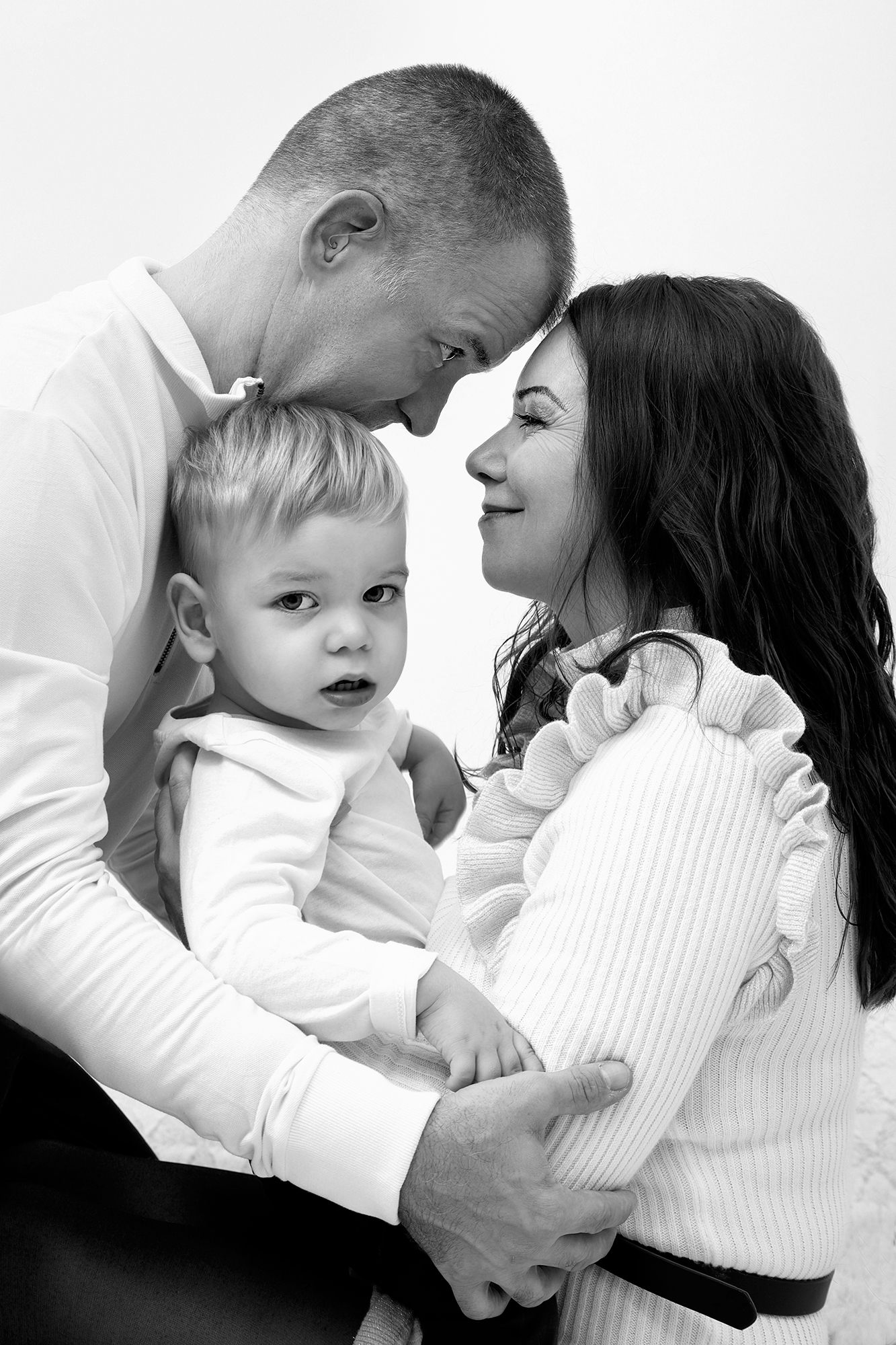 Fekete-fehér összebújós családi stúdiófotó