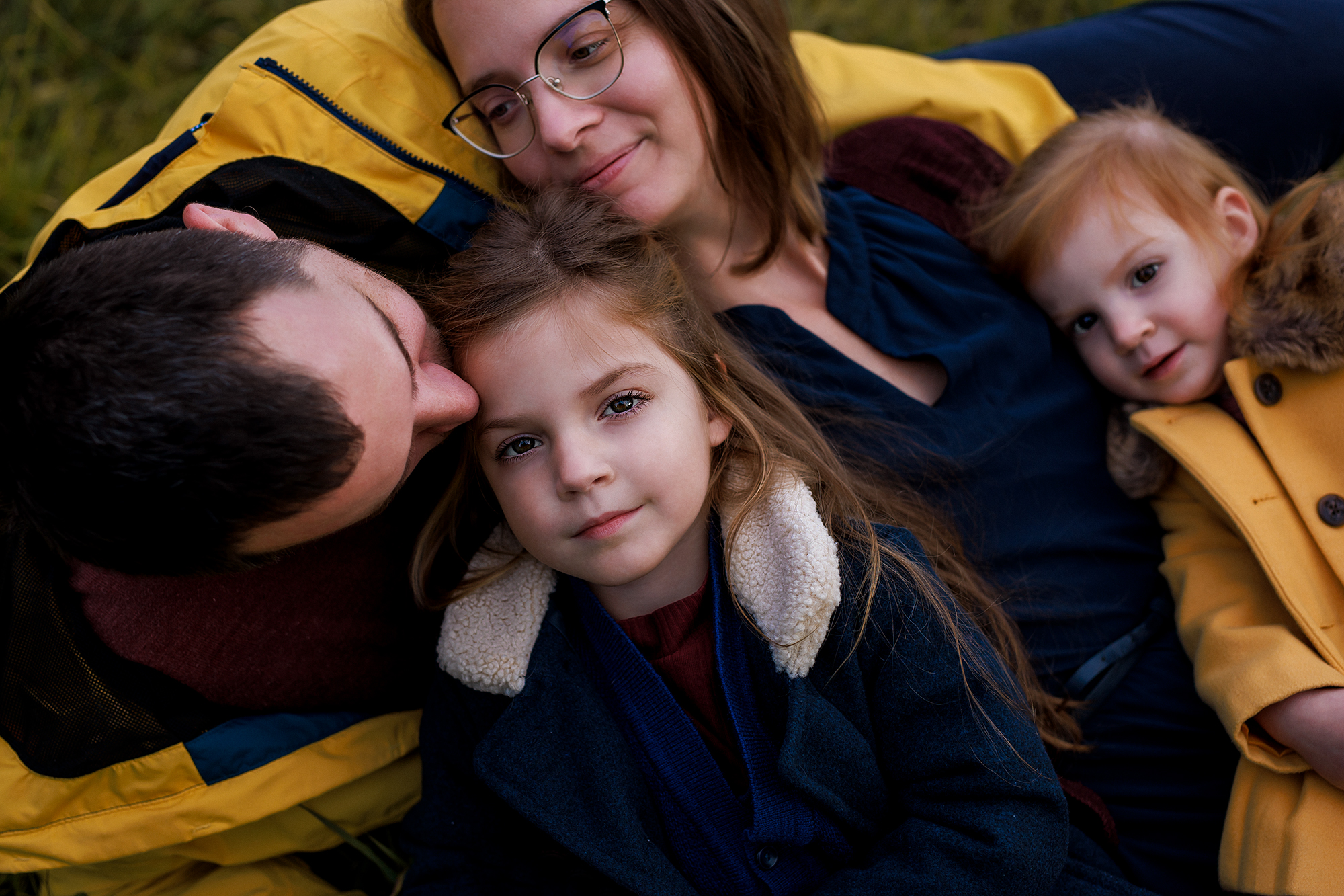 összebújós kültéri családi fotó gyerekekkel. 