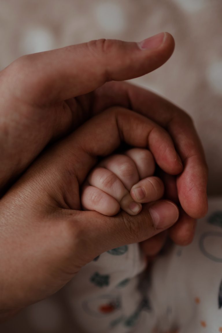 részletfotó: kaz a kézben apa, anya és baba