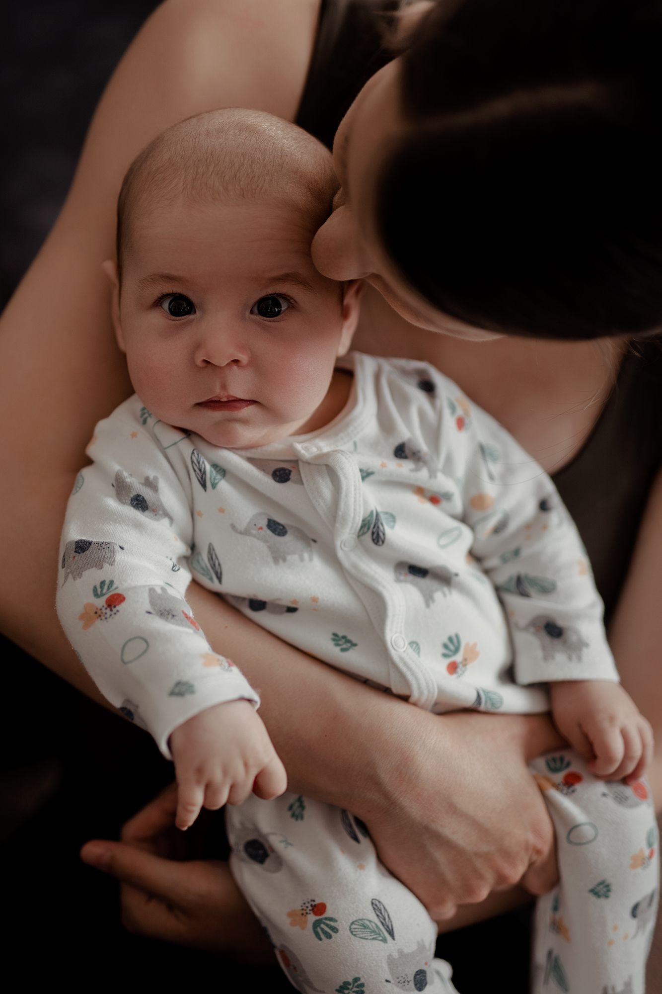 babát puszil az anyukája