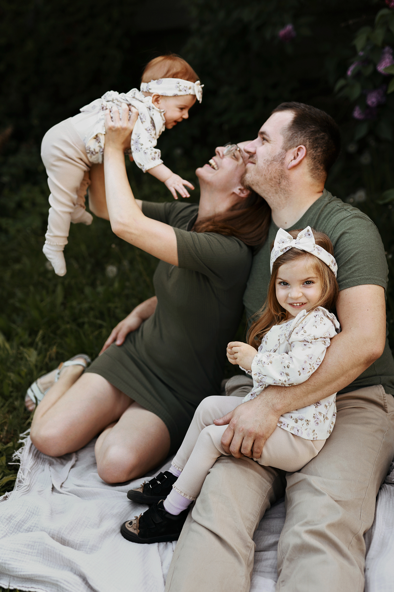 Család babával kültéri fotózáson