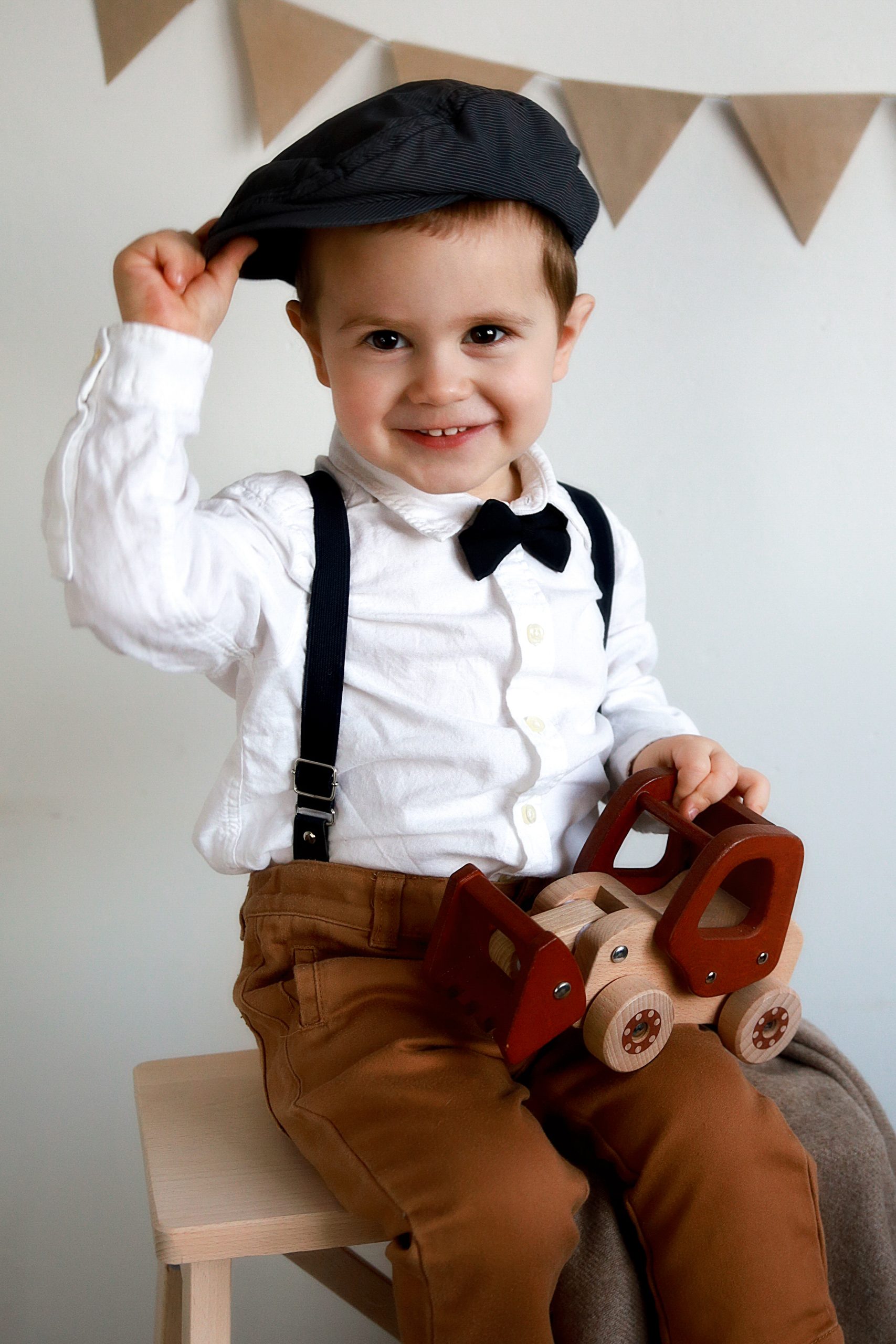 elegáns születésnapos kisfiú pózol