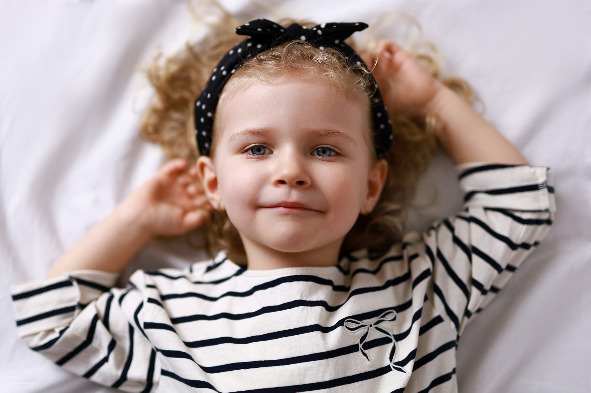 kislány portré fekete fehér csíkos felsőben