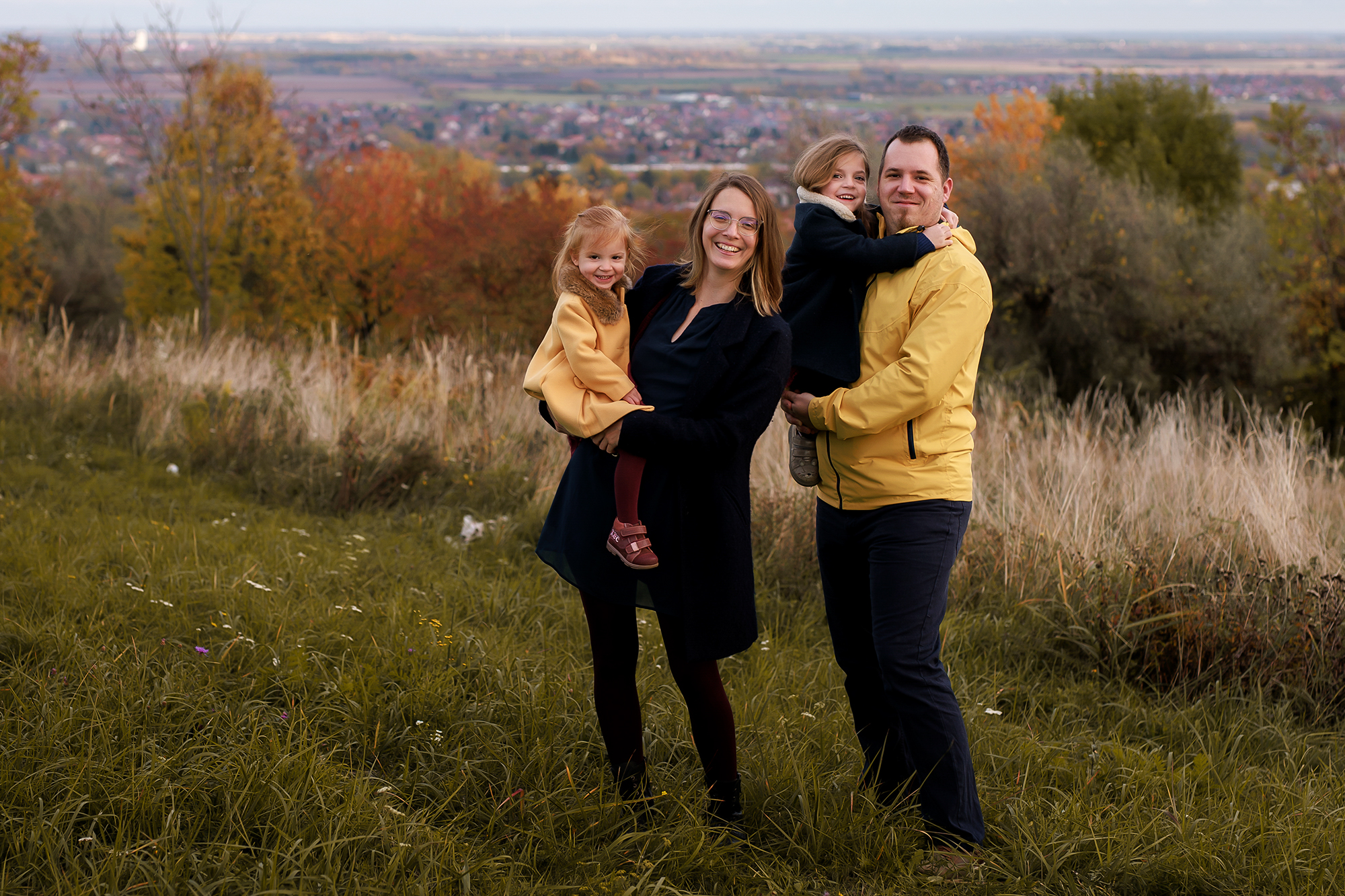 Őszi kültéri családi fotózás, boldog gyerekekkel.