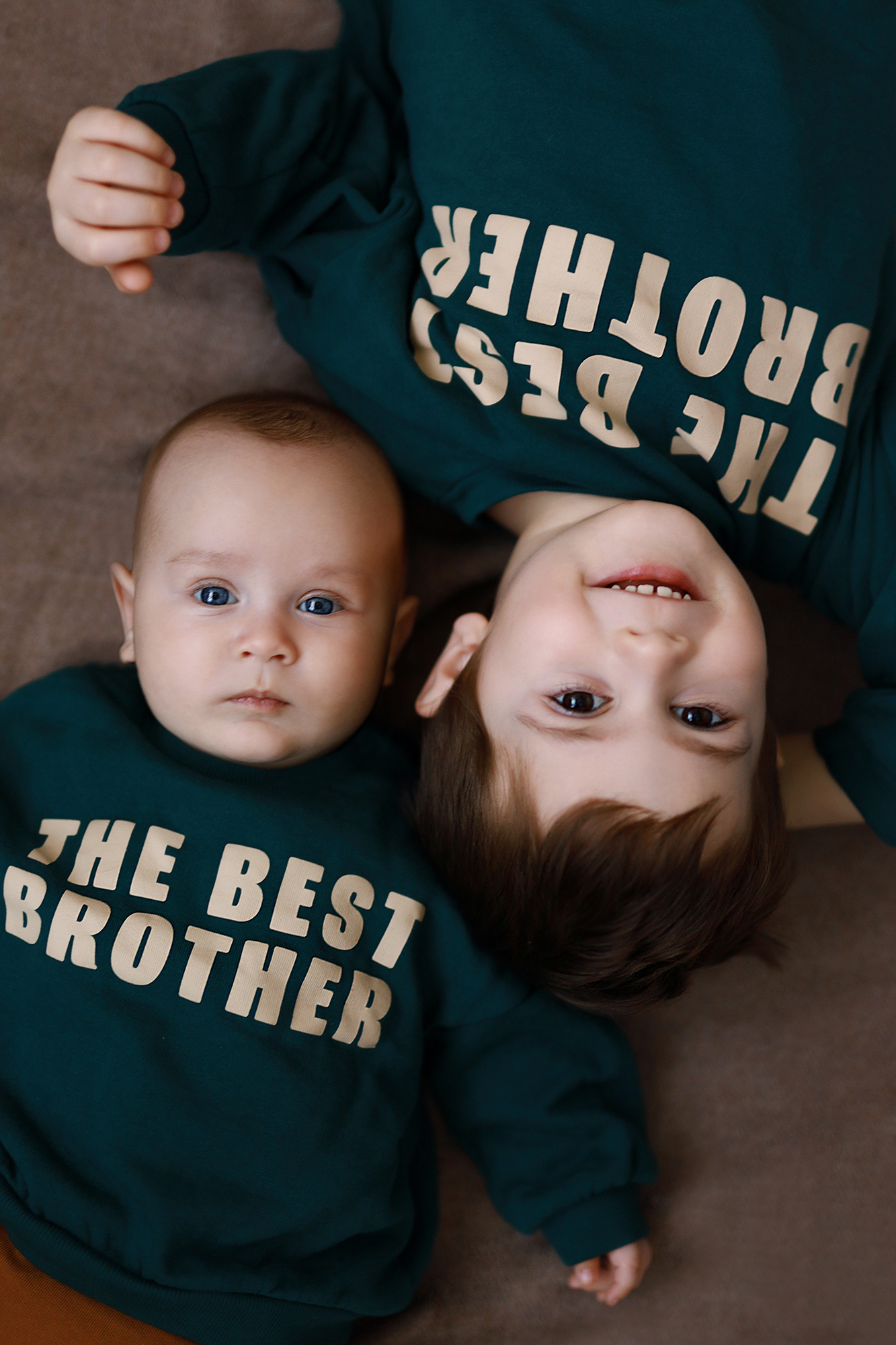 Fekvő testvérek pózolnak the best brothers feliratos egyénpulóverben.