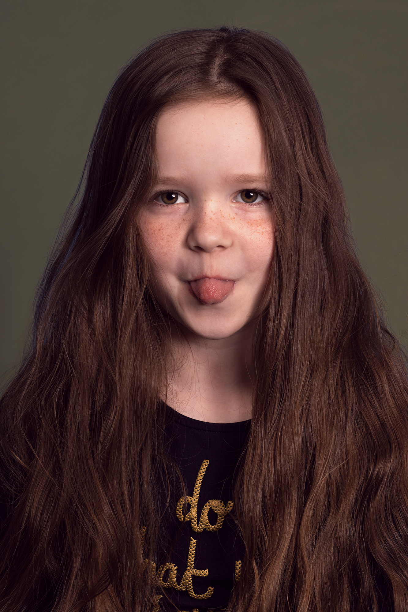 kislány kinyújtja a nyelvét